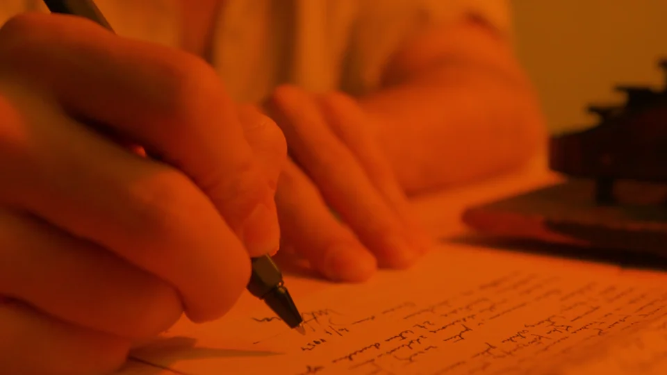 Manos escribiendo, el origen de una idea